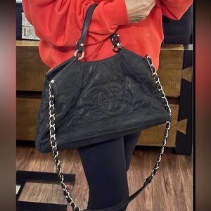 CHANEL Black Quilted Shoulder Bag with Chain-Strap